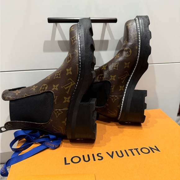 100% Authentic. The LV Beaubourg ankle boot in patent Monogram canvas - Picture 11 of 13